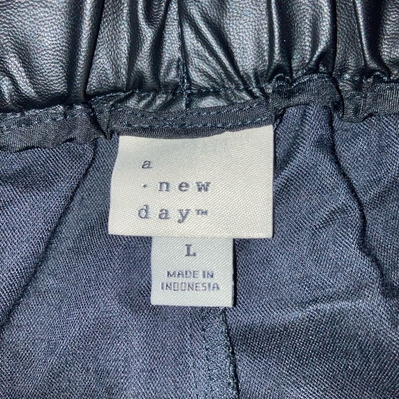 COPY - NWT Faux Leather Wonens skirt SZ L - Picture 2 of 4